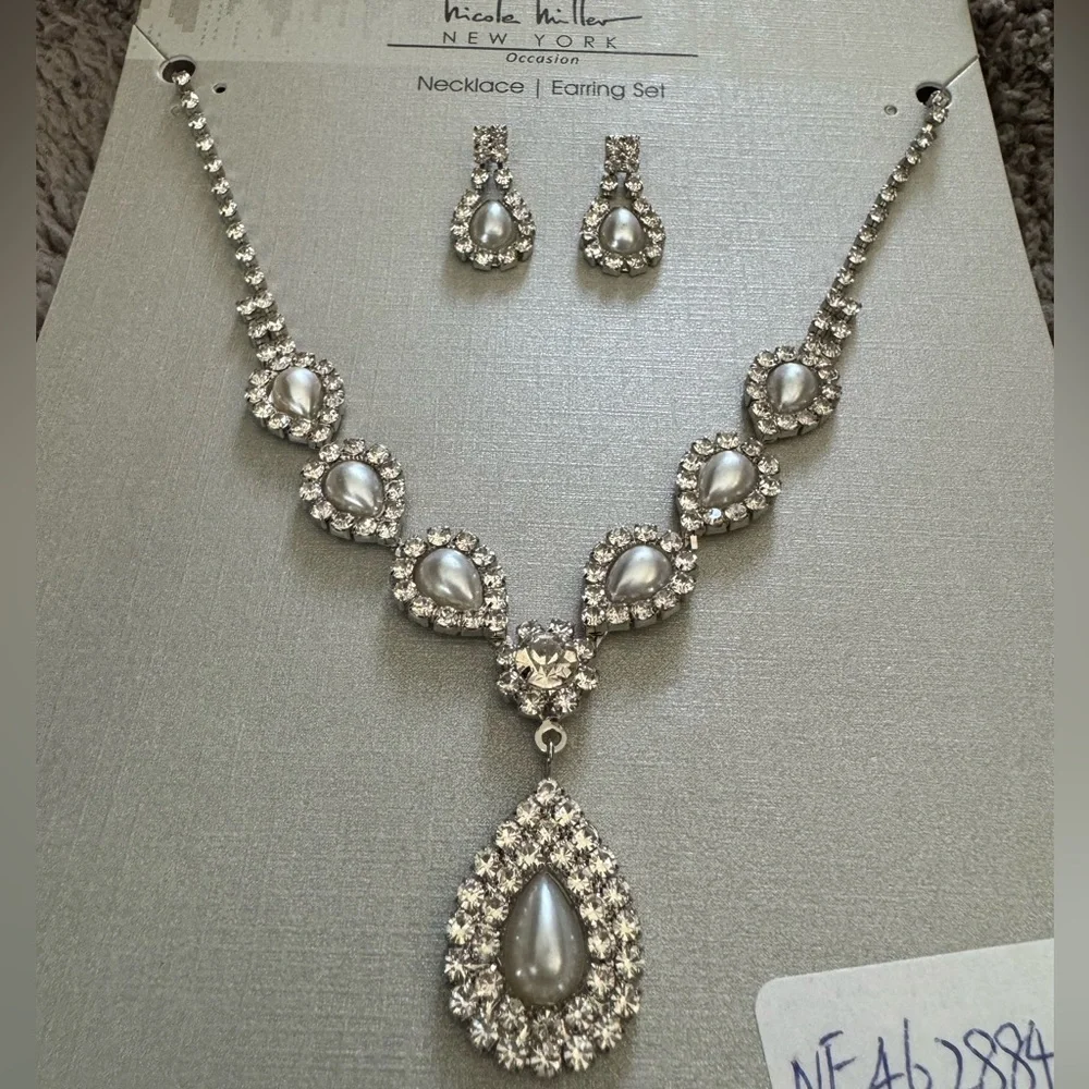 NEW Pearl Necklace and Earring Set by Nicole Miller New York Occasion - Picture 5 of 6